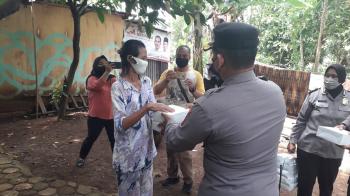 Ringankan Beban Warga Kala Pandemi, Polsek Teluk Betung Utara Gelar Bakti Sosial